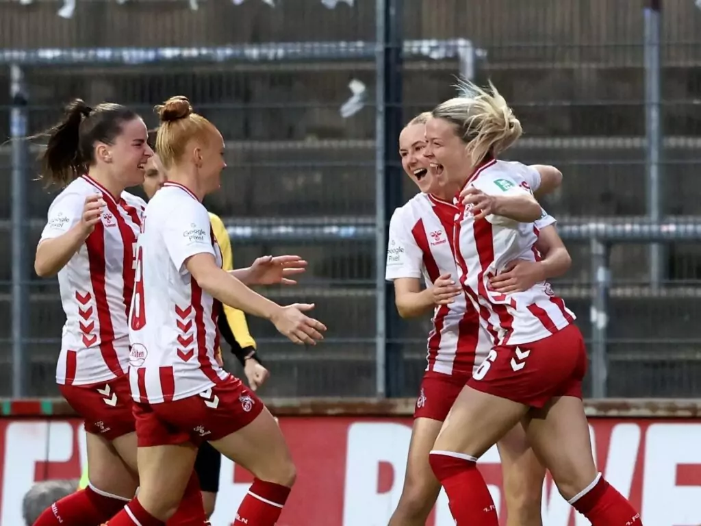Die FC-Frauen jubeln nach dem Sieg