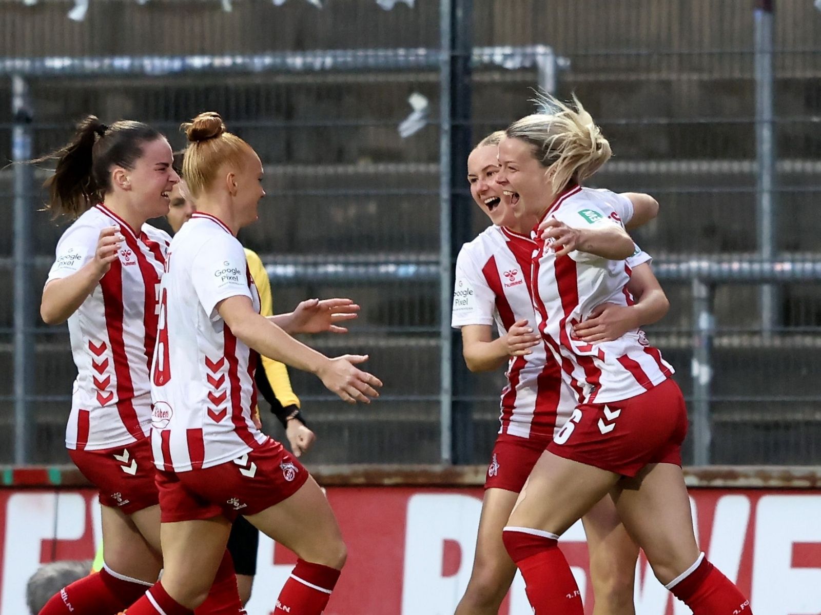 Die FC-Frauen jubeln nach dem Sieg