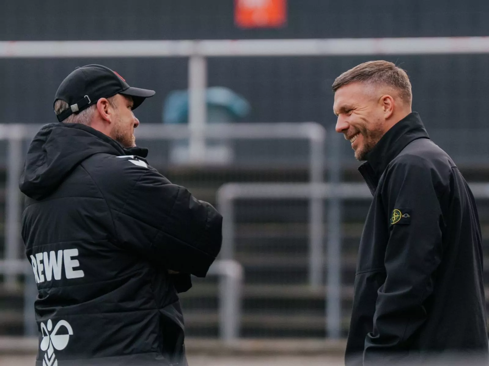 Lukas Kwasniok im Gespräch mit Lukas Podolski