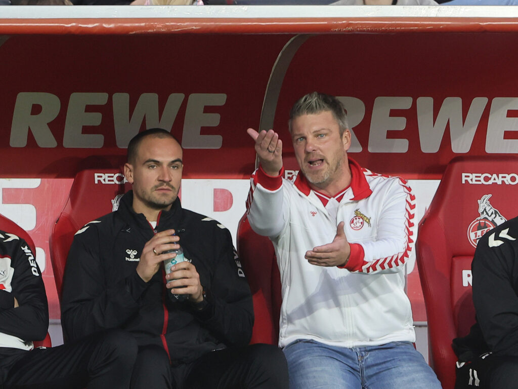 Lukas Kwasniok gestikuliert auf der Bank des 1. FC Köln