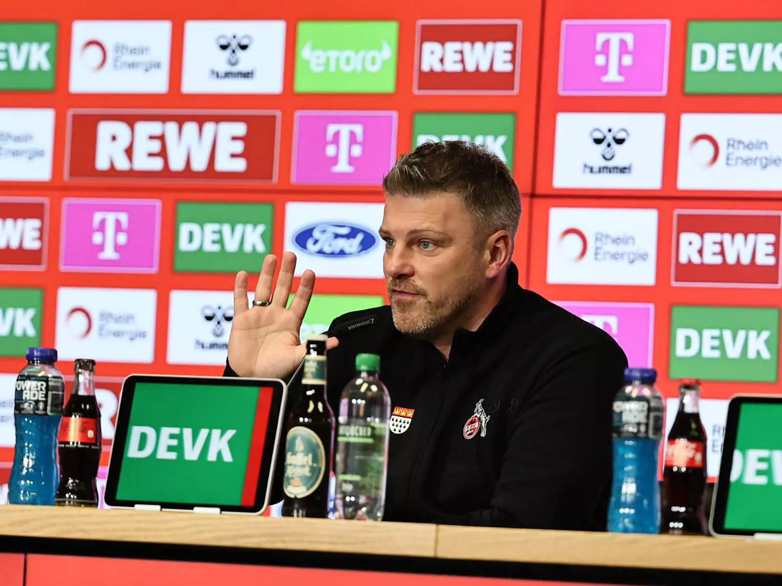 Lukas Kwasniok auf der PK vor dem Spiel gegen St. Pauli