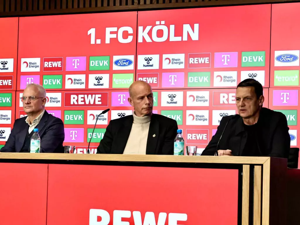 Das Präsidium des 1. FC Köln bei einer Pressekonferenz