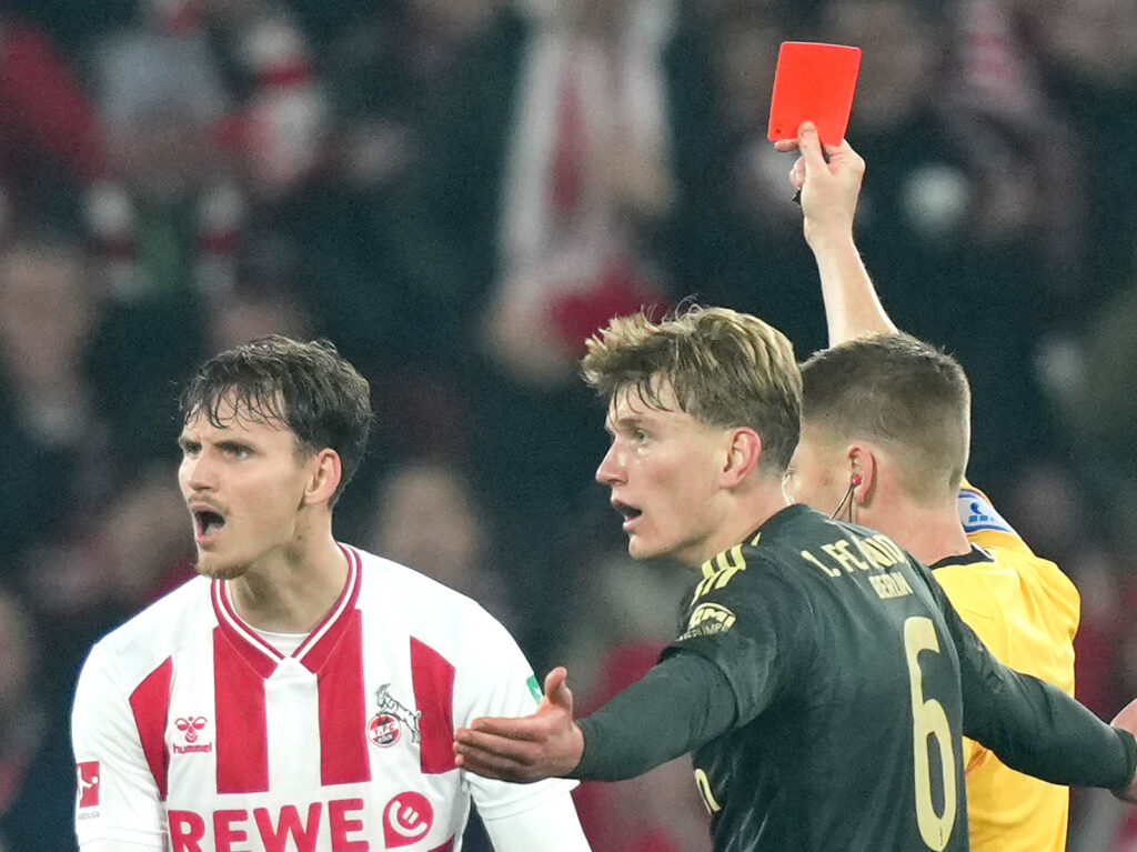 Rav van den Berg sieht die Rote Karte