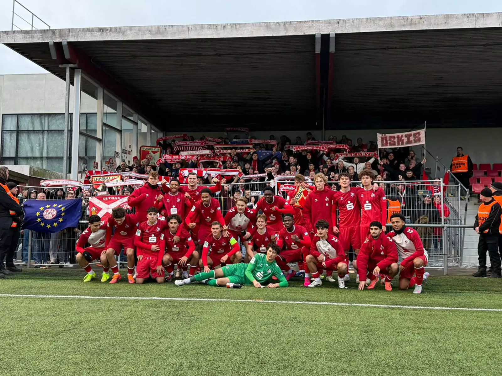 Die U19 des 1. FC Köln nach dem Spiel beim FC Midtjylland