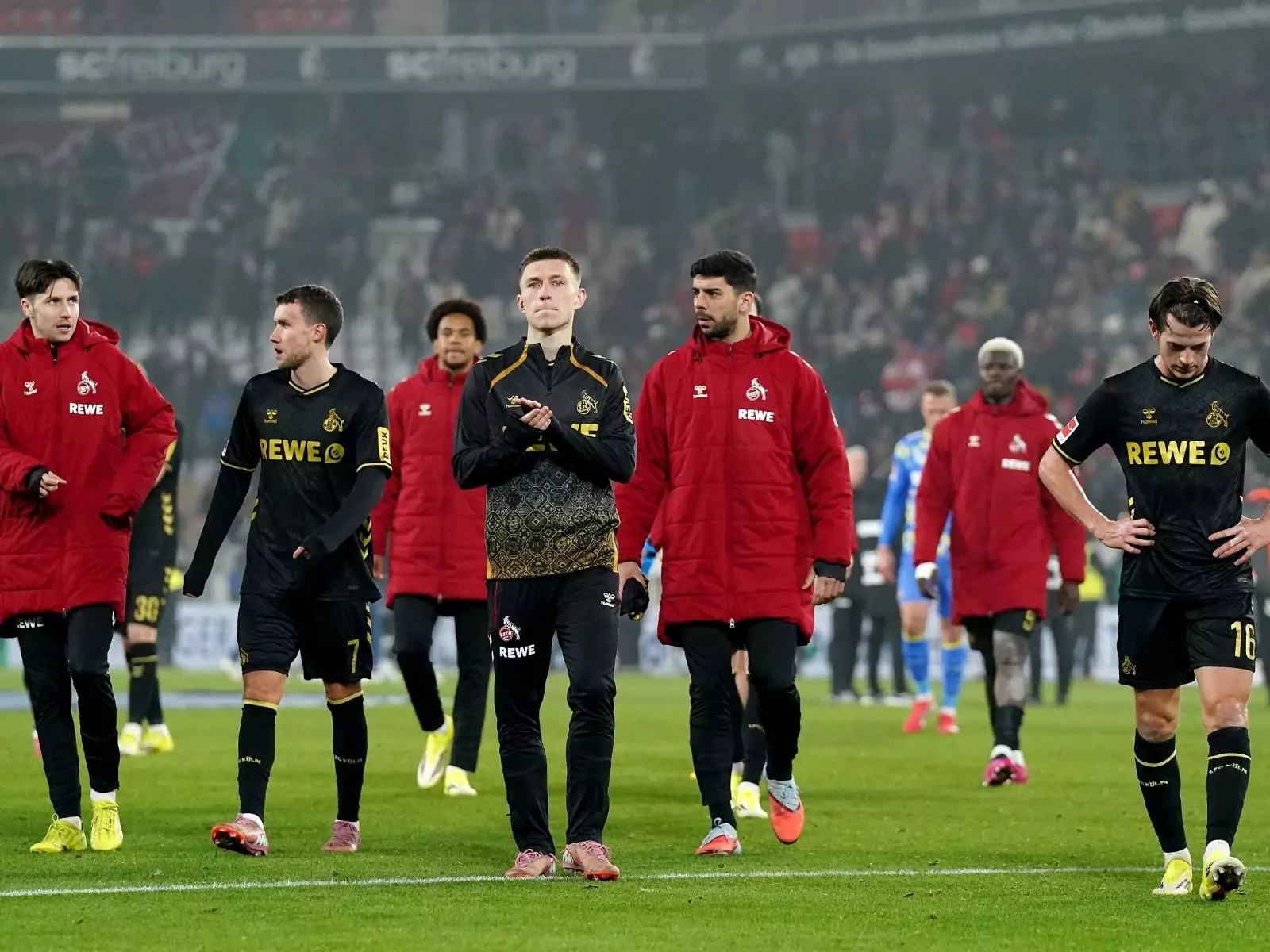 Die Spieler des 1. FC Köln nach der Niederlage gegen Freiburg