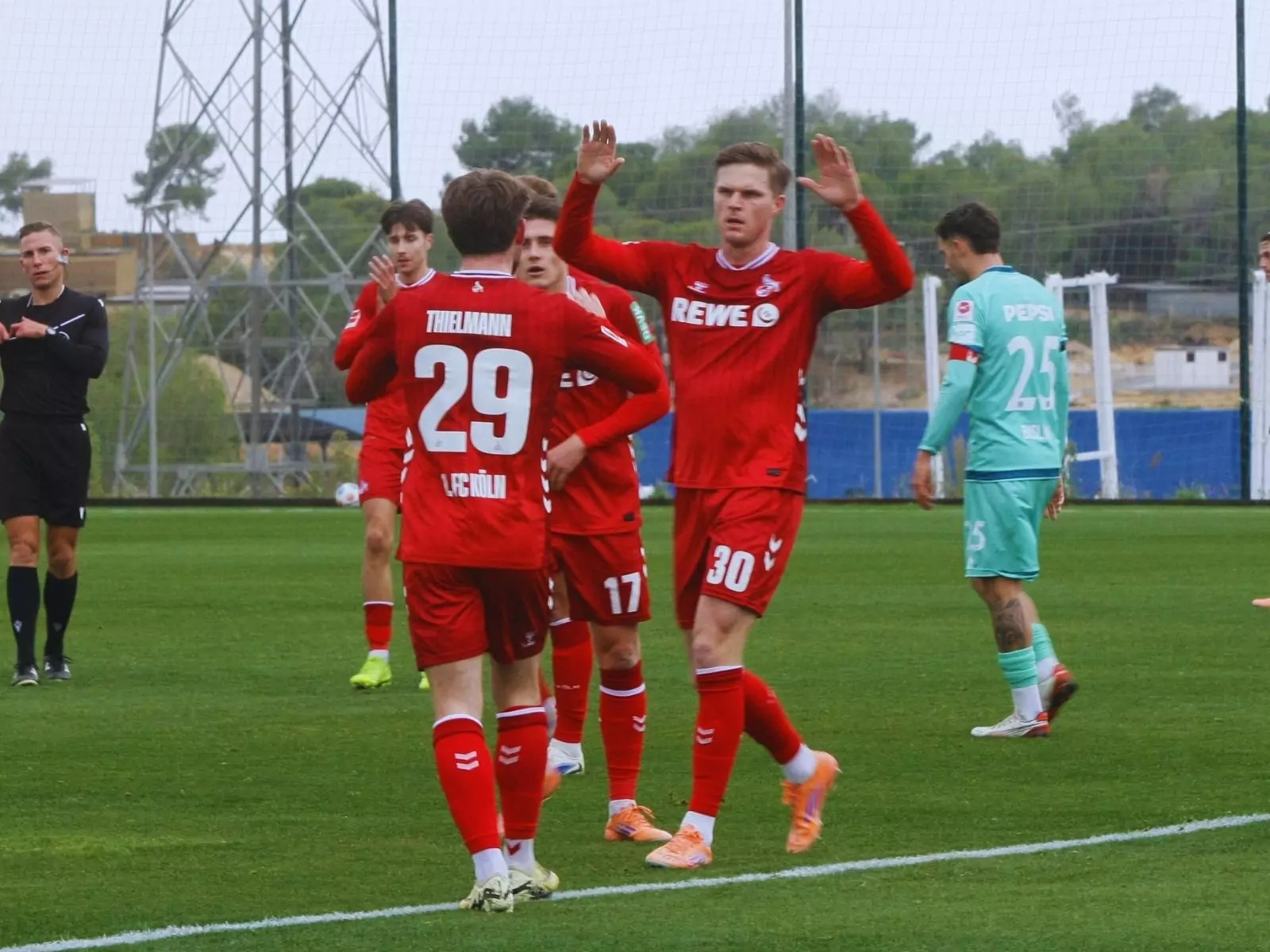 Marius Bülter jubelt nach dem Treffer zum 1:0.