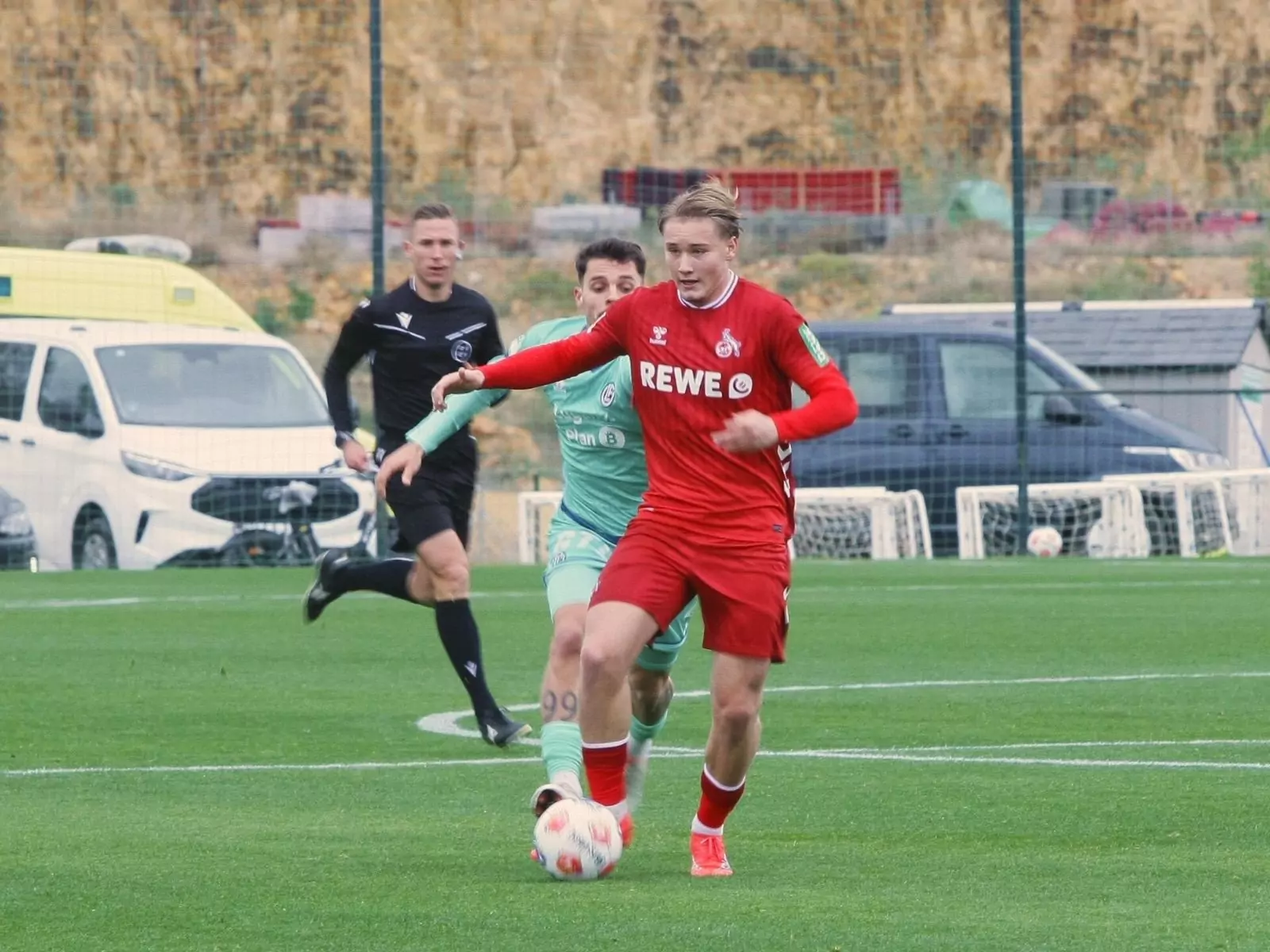 Fynn Schenten im Testspiel des 1. FC Köln gegen den FC Lugano
