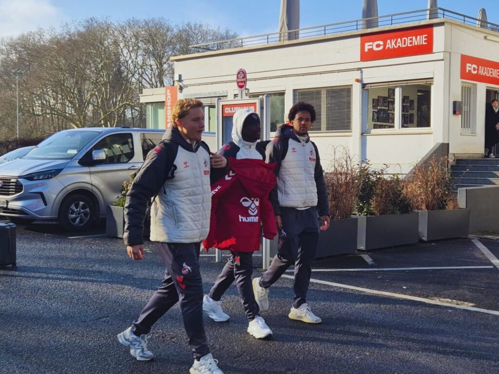 Die Spieler des 1. FC Köln brechen nach Freiburg auf