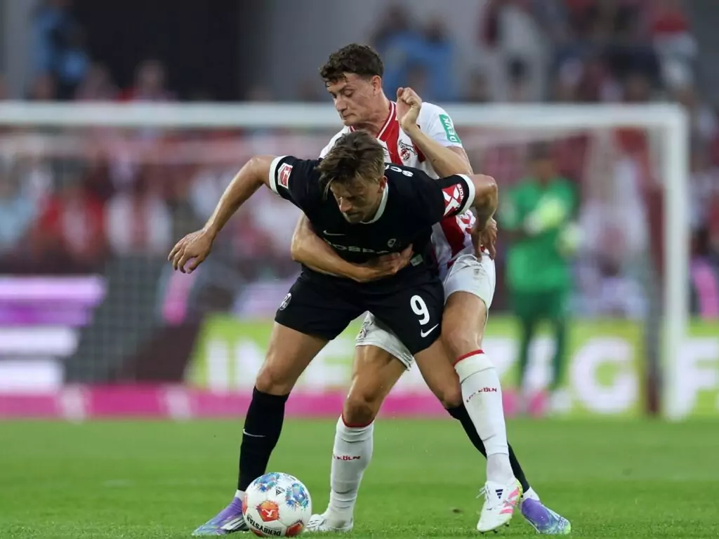 Eric Martel vom 1. FC Köln im Duell mit Lucas Höler vom SC Freiburg