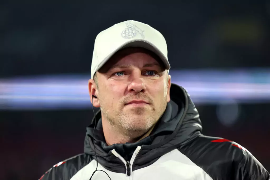 Lukas Kwasniok vom 1. FC Köln beim Duell gegen den VfL Wolfsburg
