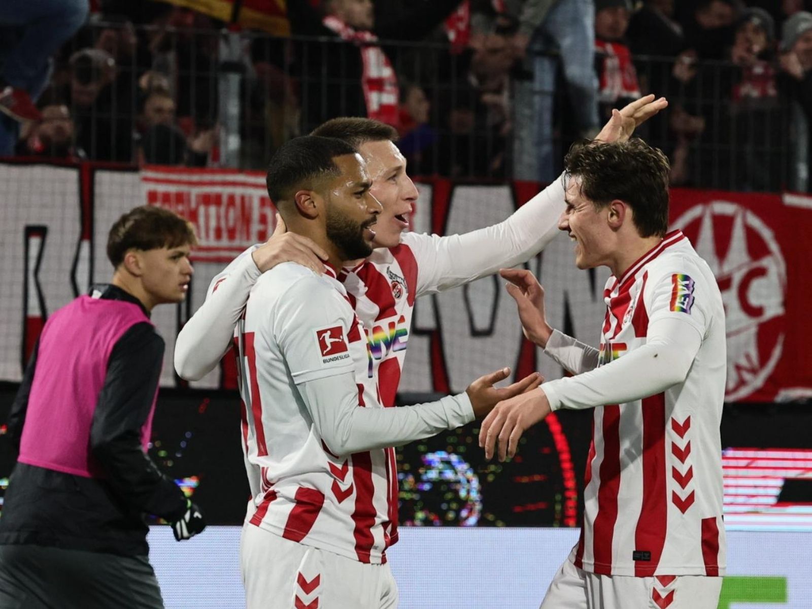 Jubel des 1. FC Köln nach dem Treffer von Linton Maina