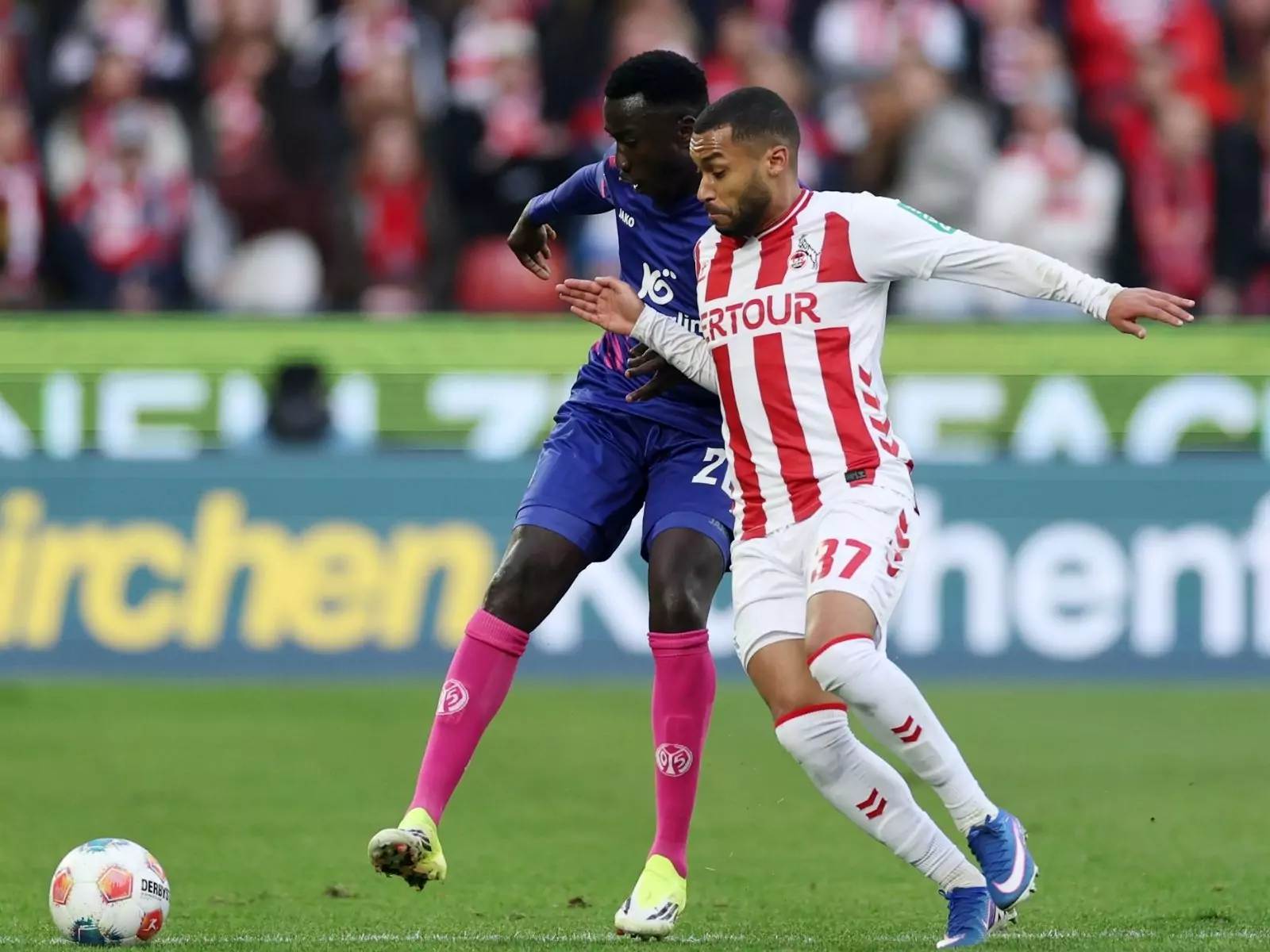 Linton Maina im Duell gegen Silas