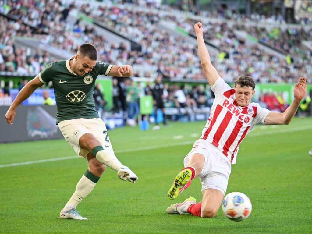 Eric Martel im Duell VfL Wolfsburg