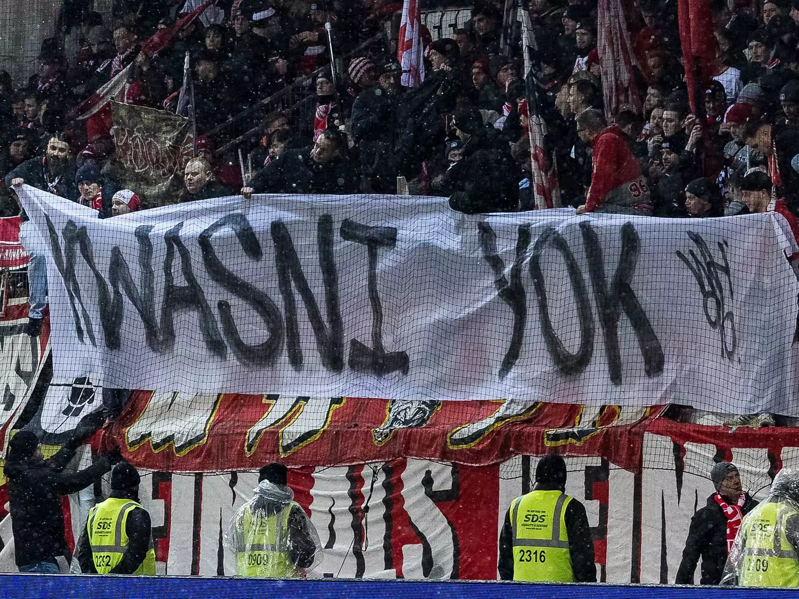 Im Spiel gegen Heidenheim hängen die FC Ultras ein Plakat auf