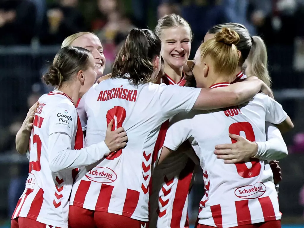 Die Frauen des 1. FC Köln jubeln nach einem Tor