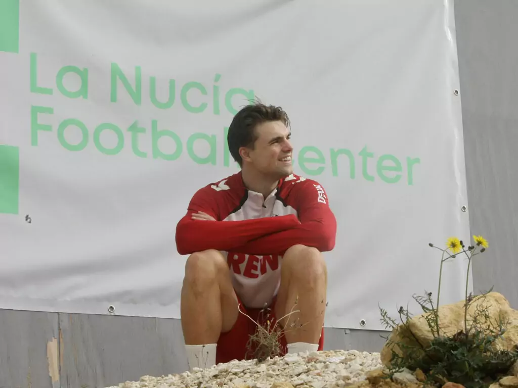 Joel Schmied schaut beim Trainings seiner Teamkollegen zu