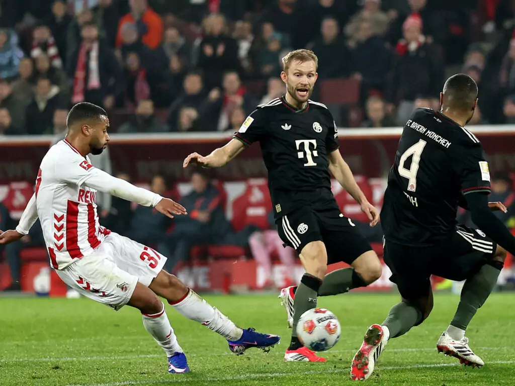Linton Maina erzielt die Führung gegen die Bayern