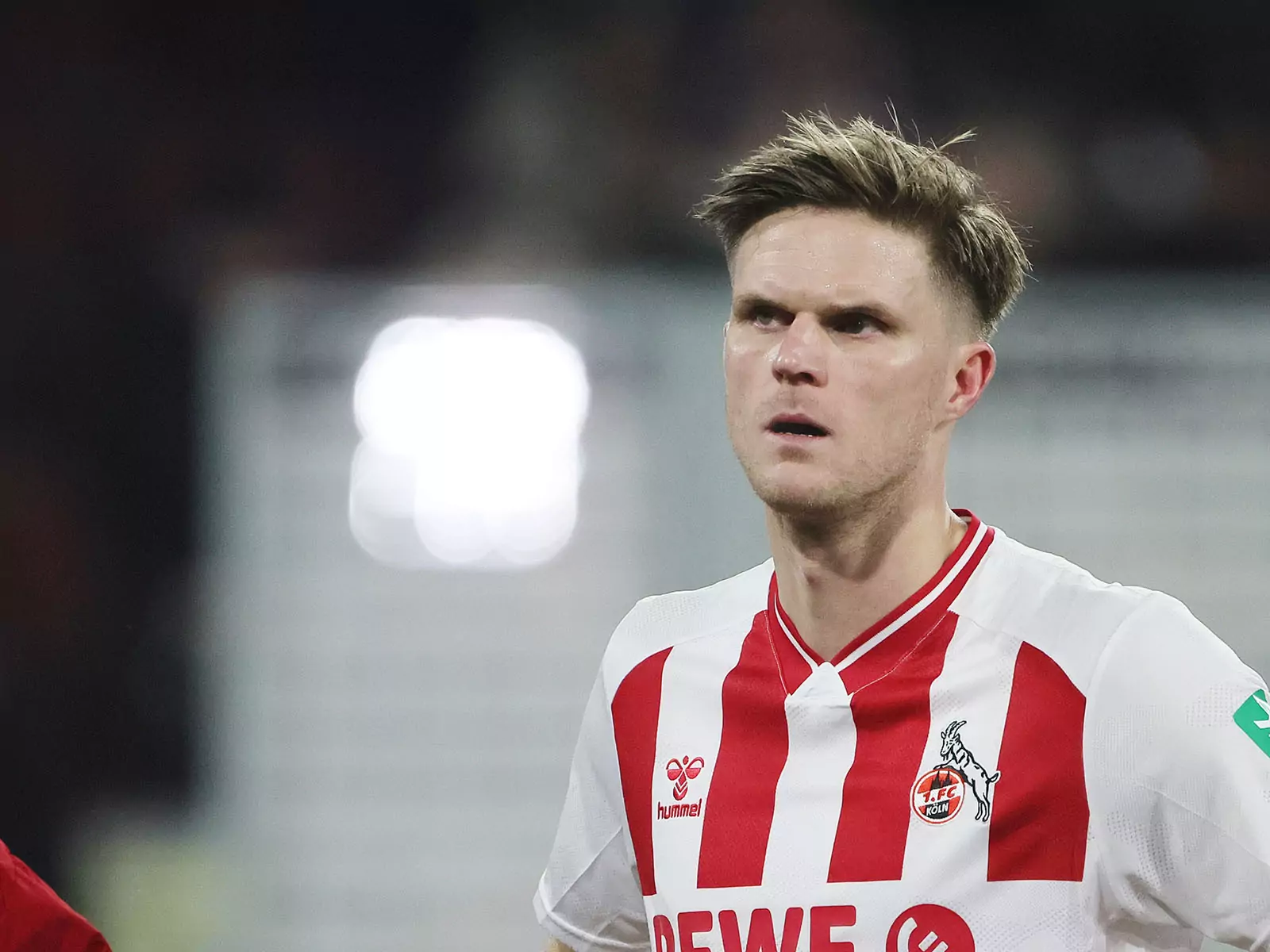Marius Bülter wirkt ratlos bei einem Spiel des 1. FC Köln