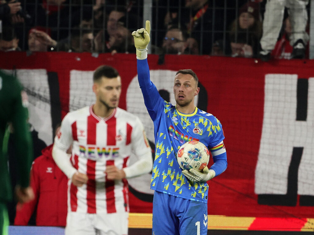 Marvin Schwäbe im Duell gegen den VfL Wolfsburg