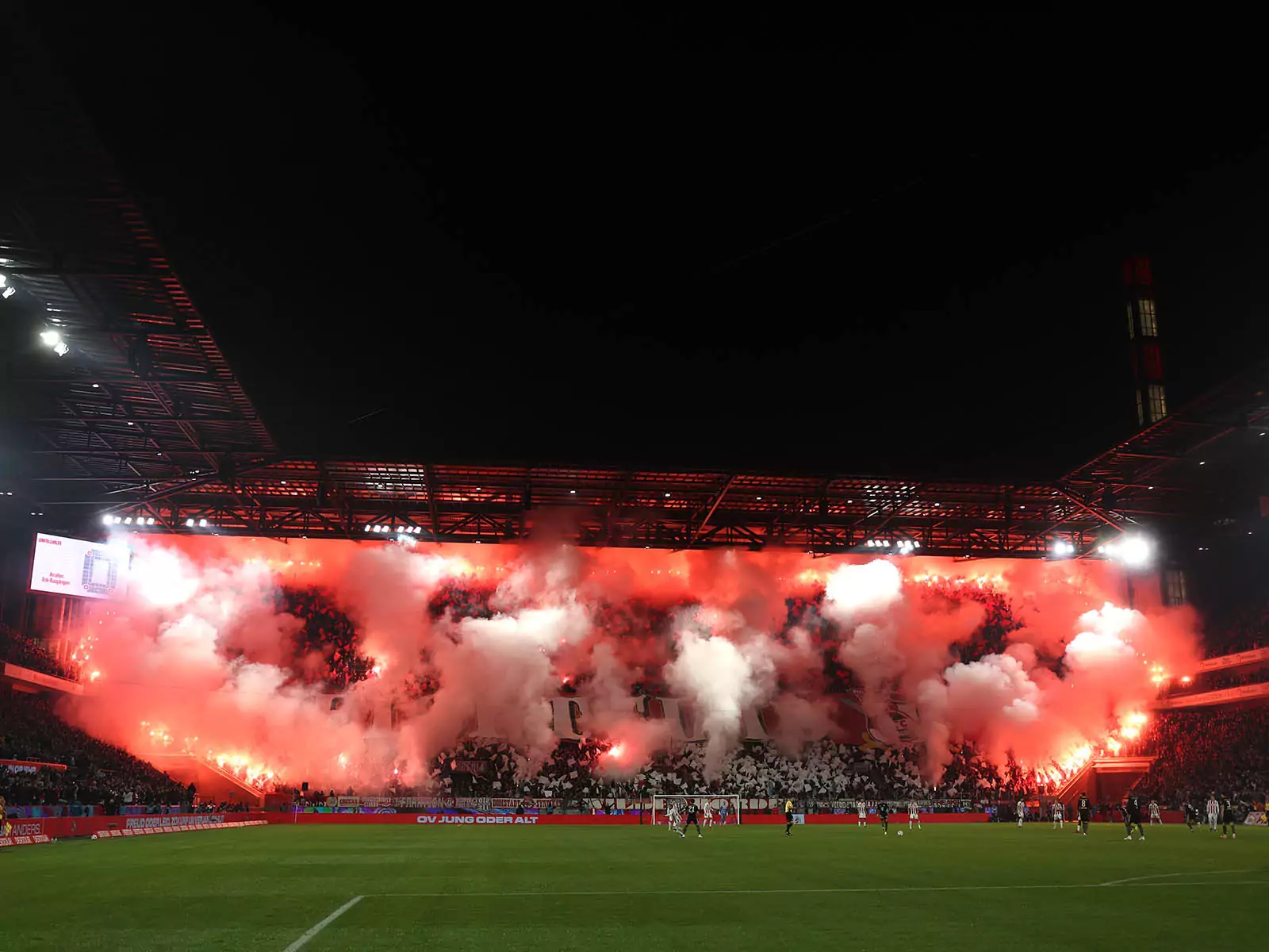 Pyrotechnik im Spiel des 1. FC Köln gegen Bayern München