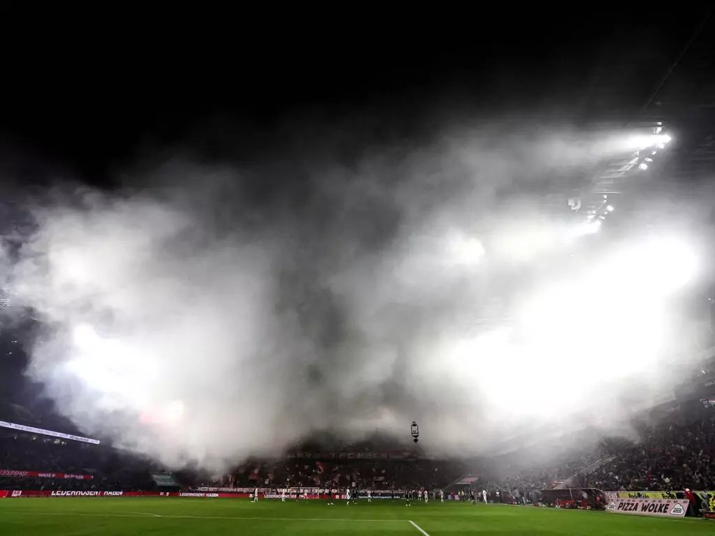 Nebel im Kölner Stadion