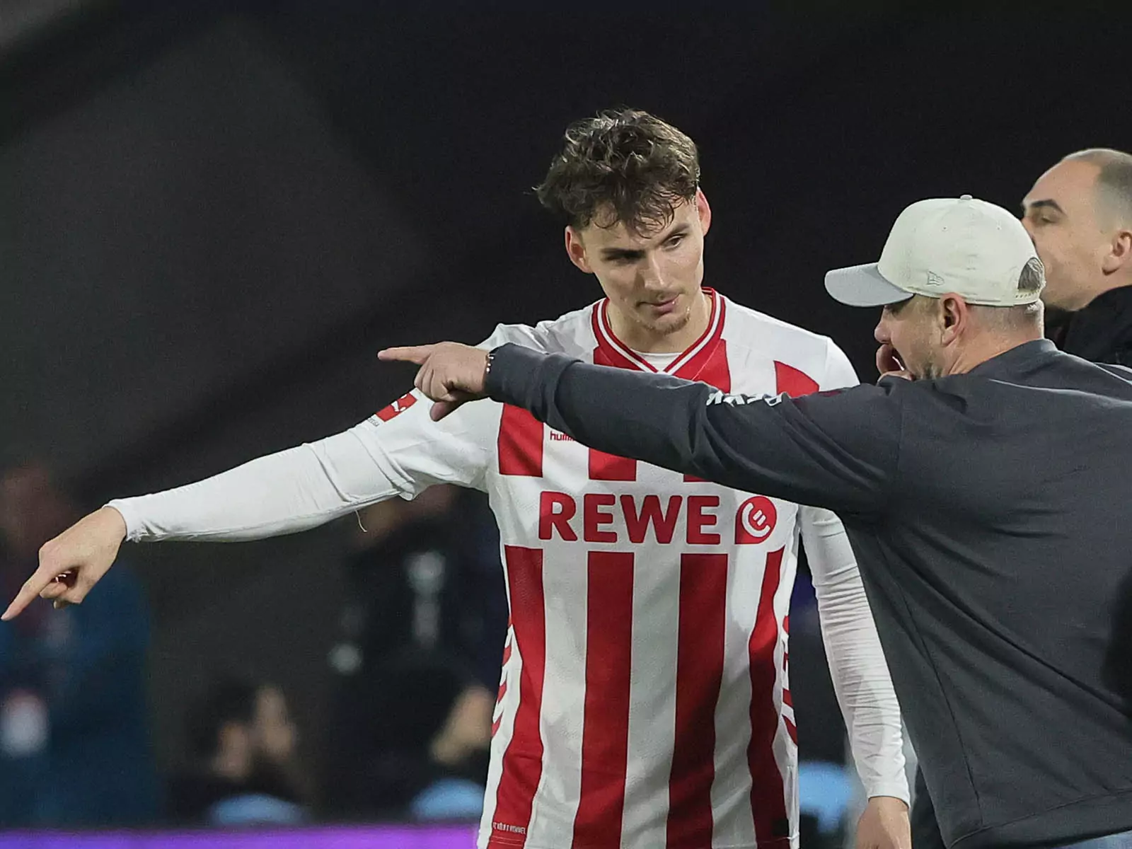 Lukas Kwasniok gibt Rav van den Berg Anweisungen