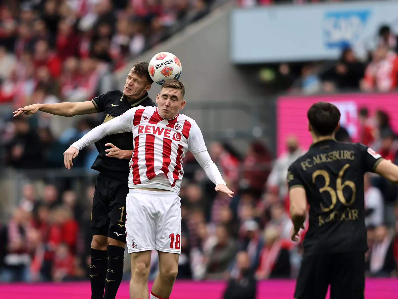 Isak Johannesson im Kopfball-Duell im Spiel des 1. FC Köln gegen den FC Augsburg.