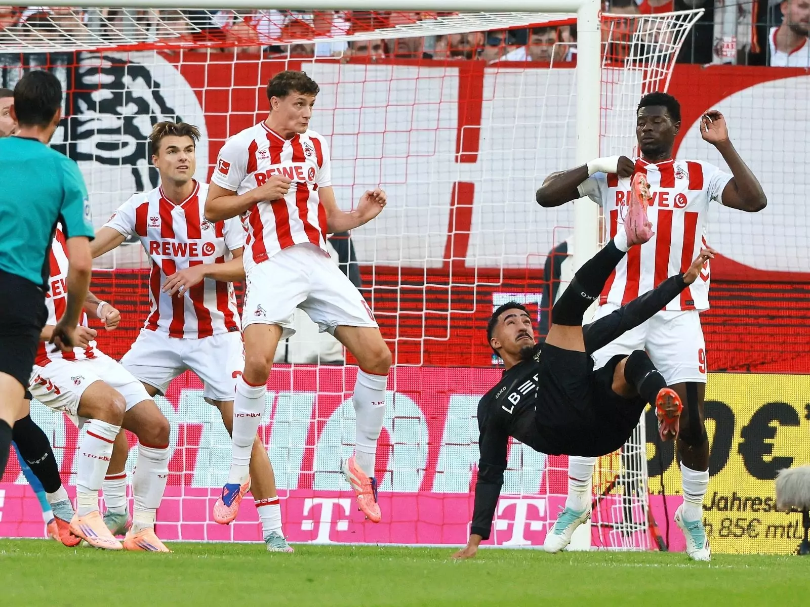 1. FC Köln gegen den VfB Stuttgart im Hinspiel der Saison 2025/26