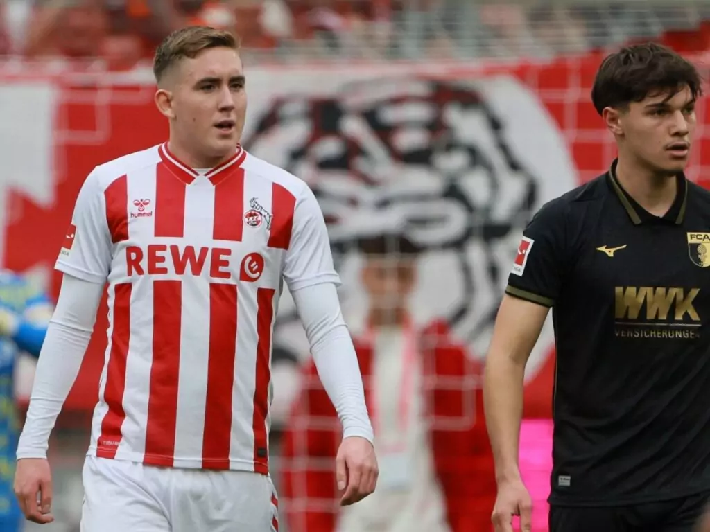 Isak Johannesson vom 1. FC Köln im Duell gegen den FC Augsburg