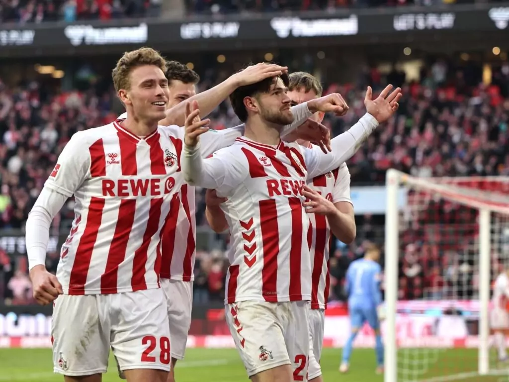 Jan Thielmann vom 1. FC Köln feiert seinen Treffer gegen Leipzig
