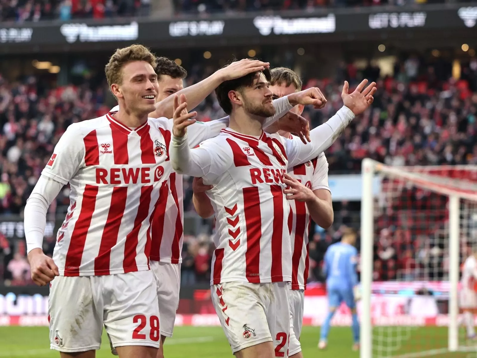 Jan Thielmann vom 1. FC Köln feiert seinen Treffer gegen Leipzig