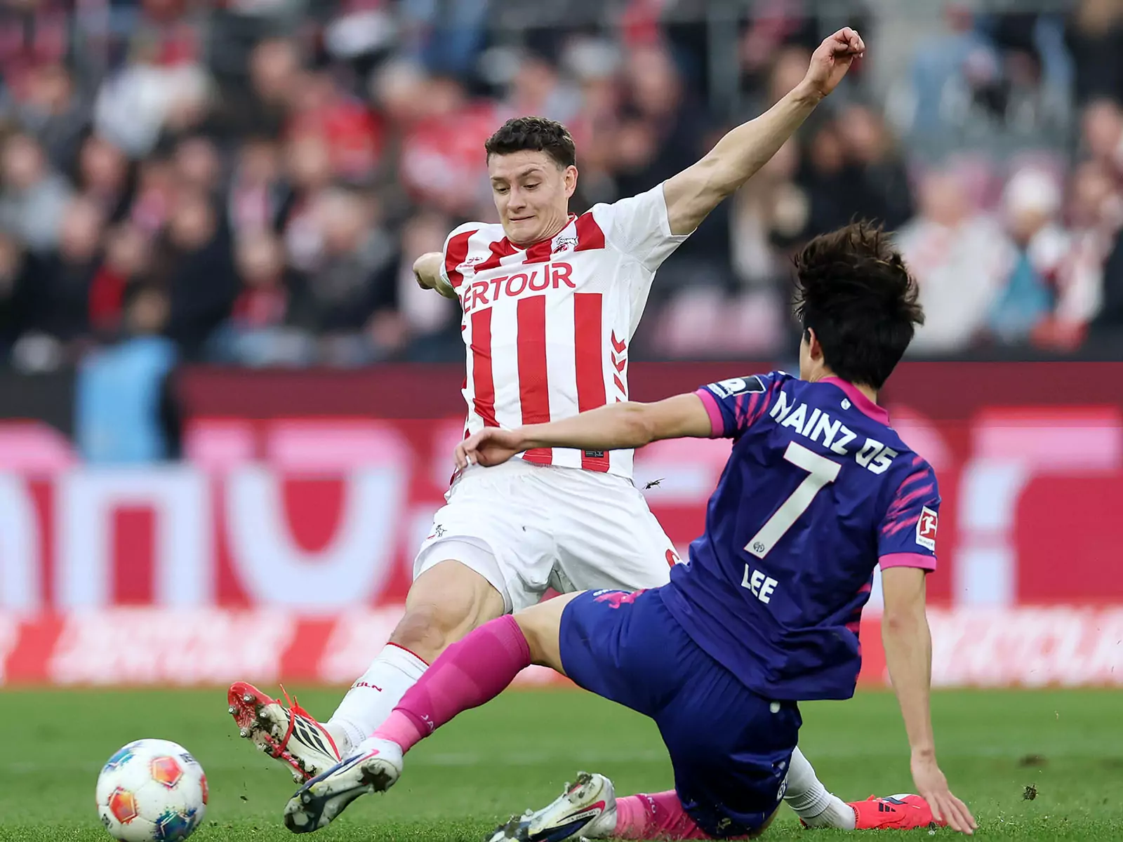 Eric Martel in einem Zweikampf gegen Mainz