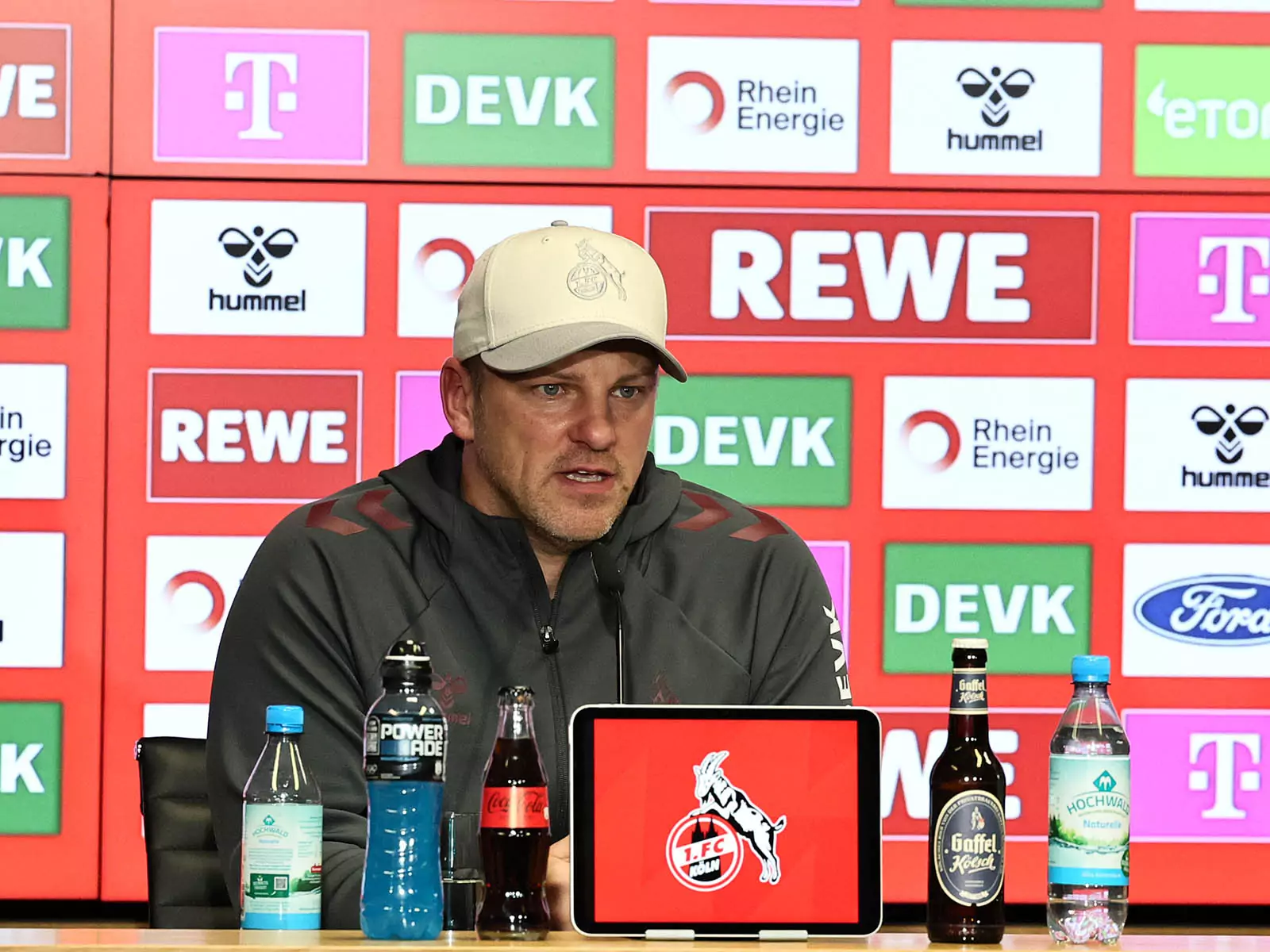 Lukas Kwasniok auf der Pressekonferenz des 1. FC Köln