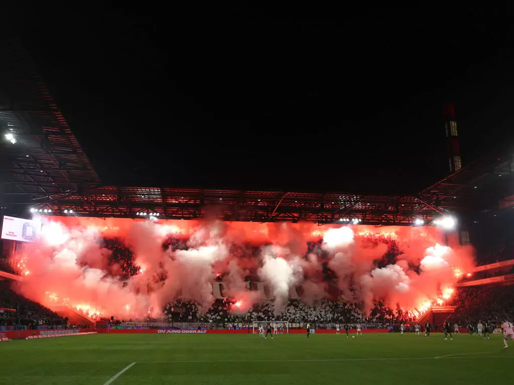 Pyrotechnik während des Spiels der Kölner gegen die Bayern