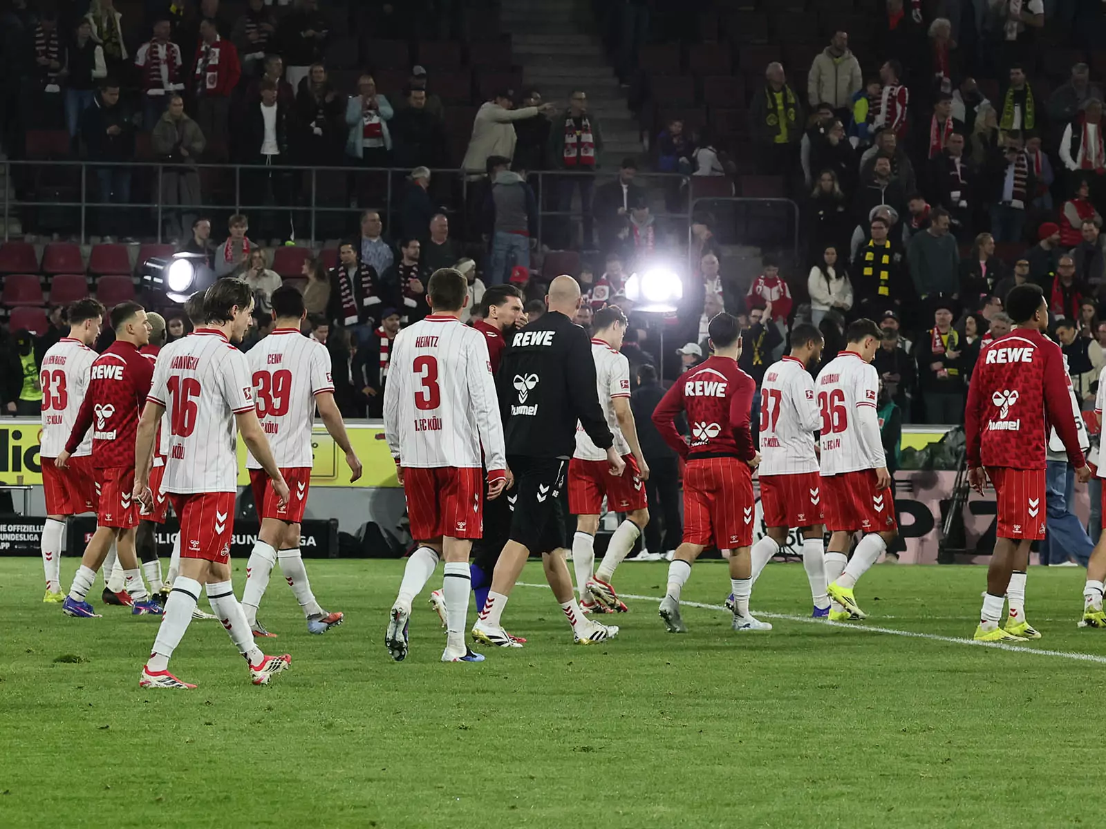 Die Spieler des 1. FC Köln gehen nach dem 1:2 gegen Dortmund enttäuscht vom Platz