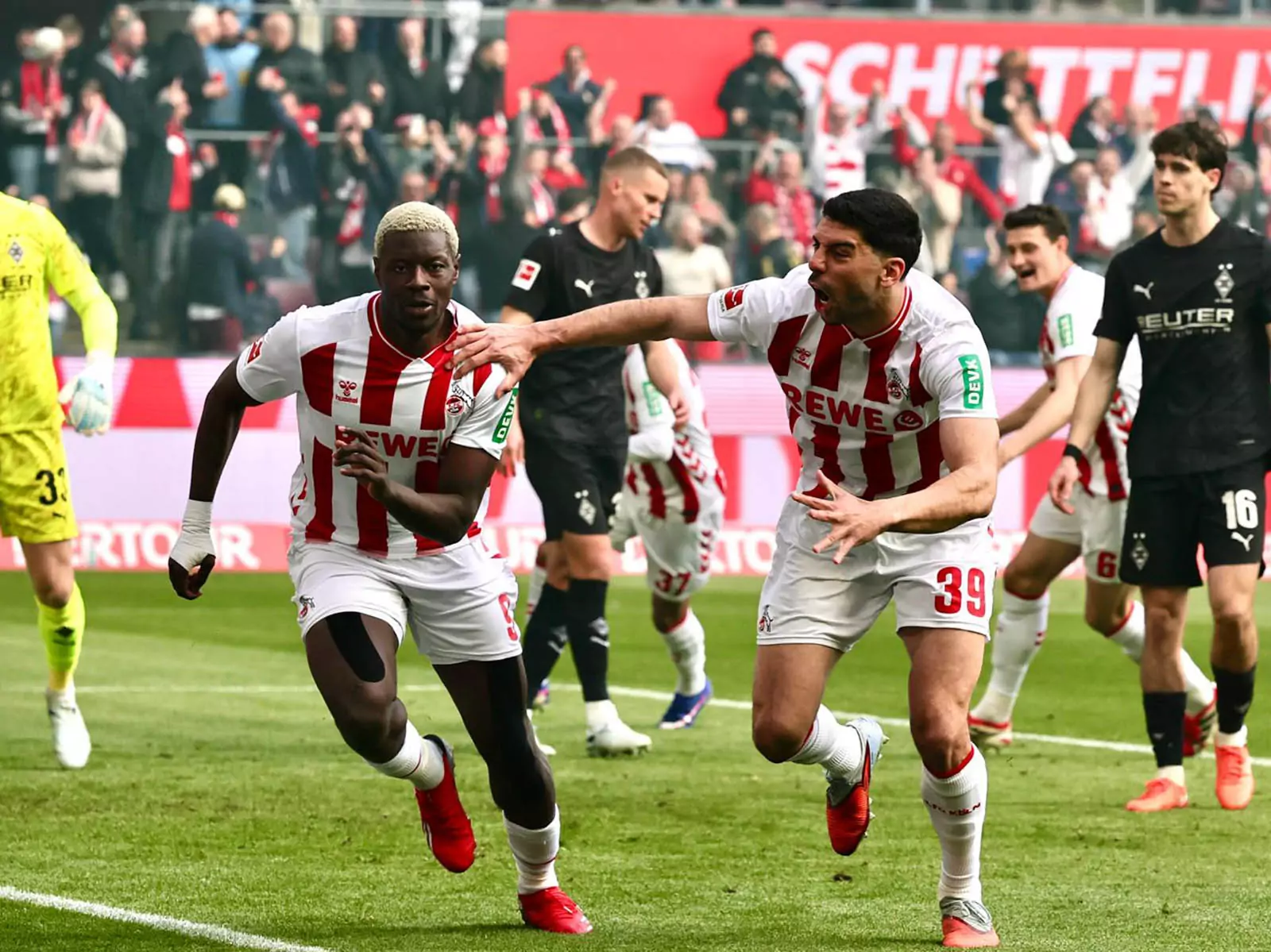 Jubel bei den Kölner Spielern nach dem 2:1