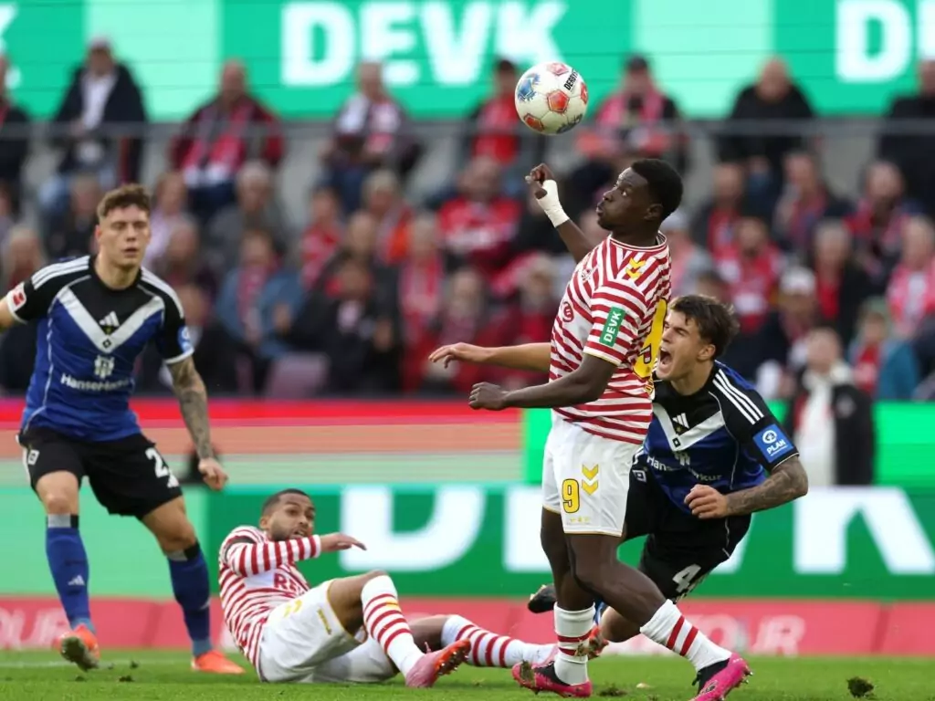 Ragnar Ache vom 1. FC Köln im Duell gegen den HSV