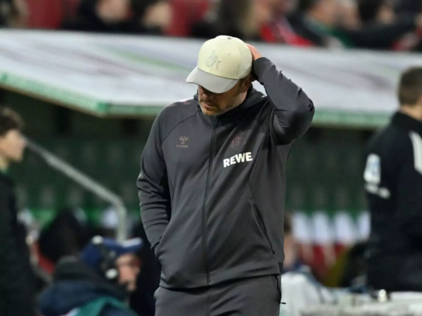 Lukas Kwasniok vom 1. FC Köln ist nicht glücklich mit der Situation (Foto: Sebastian Widmann/Getty Images)