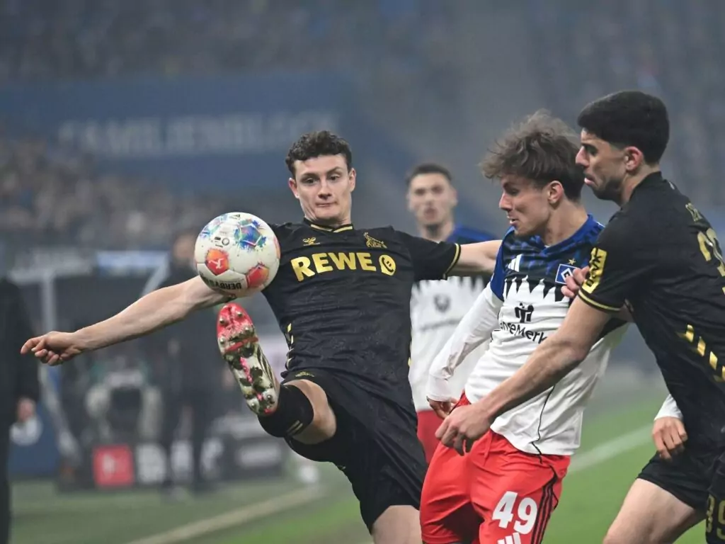 Eric Martel vom 1. FC Köln im Duell mit dem HSV