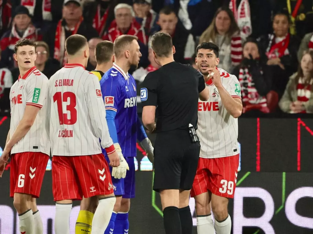 Gleich in mehreren Situationen hatten die FC-Spieler gegen den BVB Redebedarf