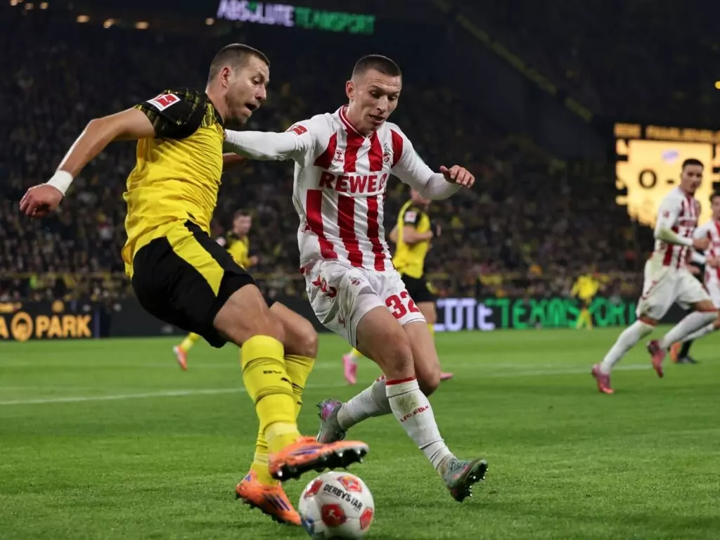 Kristoffer Lund vom 1. FC Köln im Duell mit dem BVB