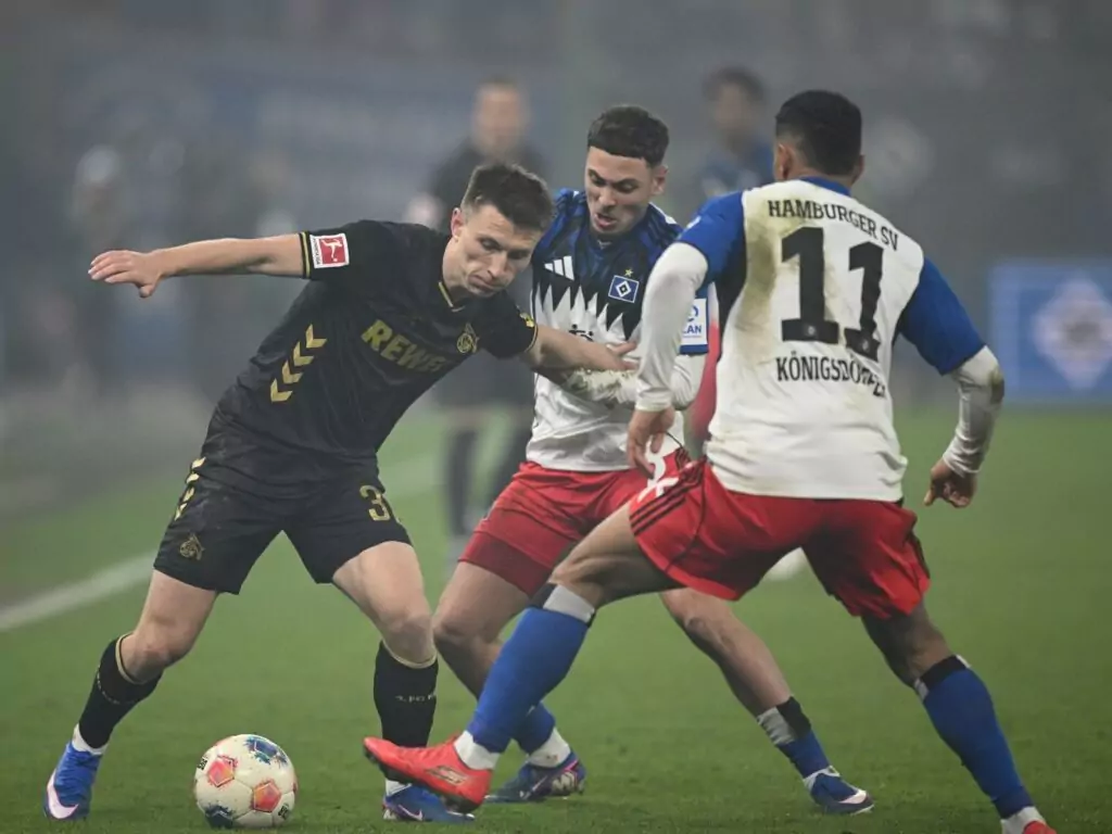 Kristoffer Lund vom 1. FC Köln im Duell mit dem HSV