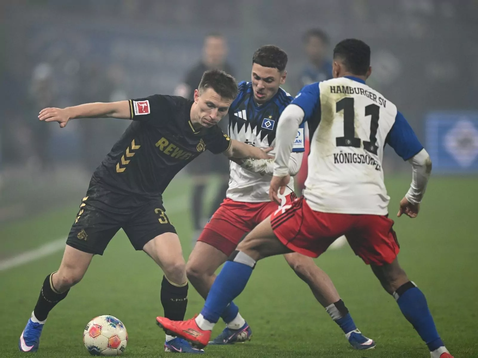 Kristoffer Lund vom 1. FC Köln im Duell mit dem HSV