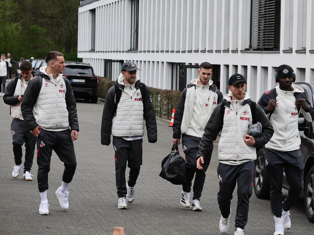 Die Spieler des 1. FC Köln um Florian Kainz auf dem Weg nach Hamburg