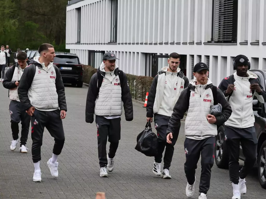 Die Spieler des 1. FC Köln um Florian Kainz auf dem Weg nach Hamburg