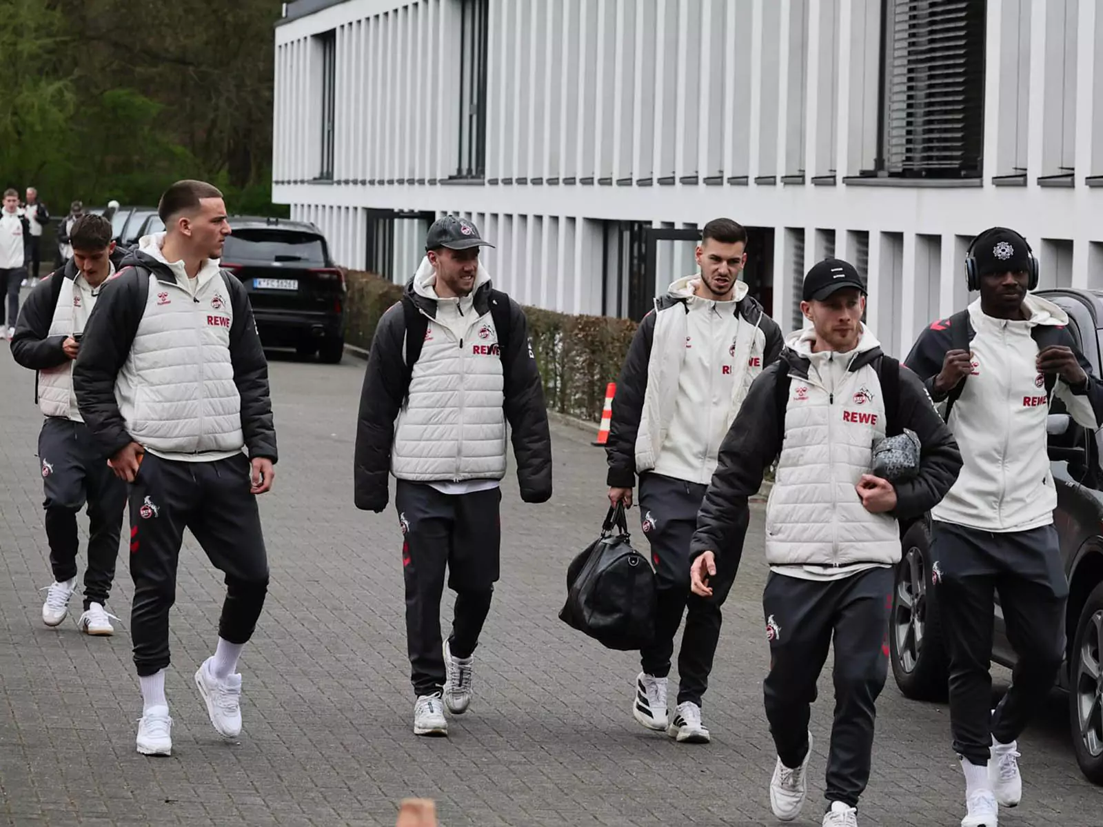 Die Spieler des 1. FC Köln um Florian Kainz auf dem Weg nach Hamburg
