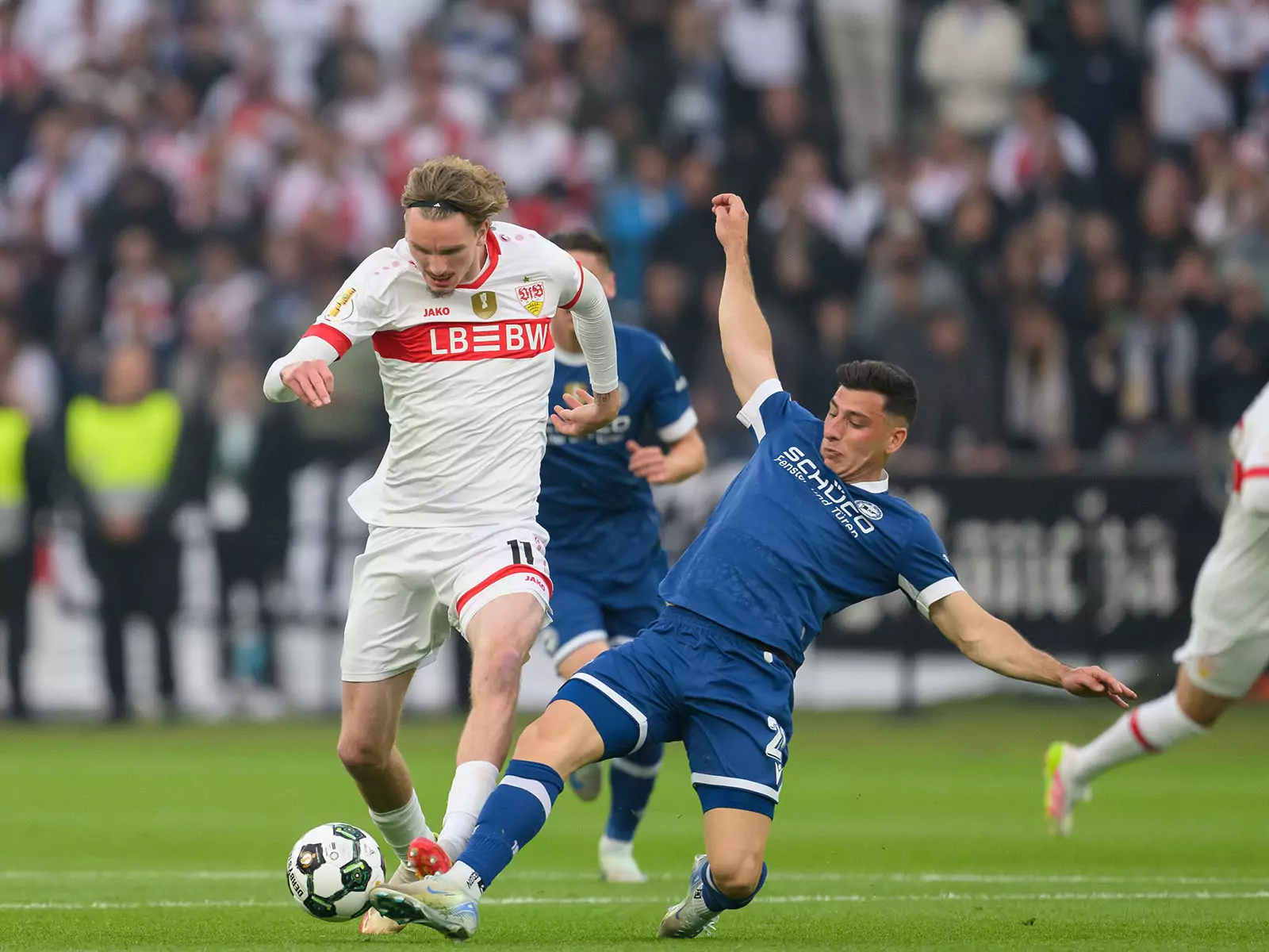 Stefano Russo im DFB-Pokalfinale gegen Nick Woltemade