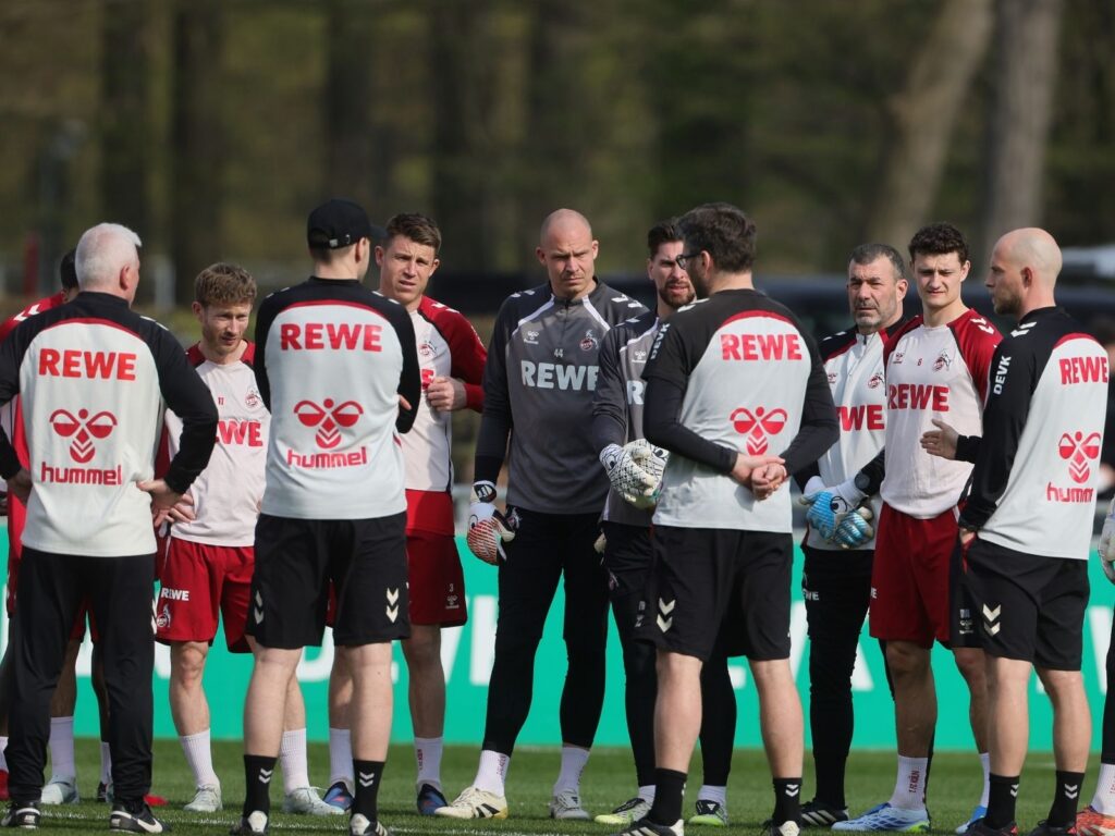 Rene Wagner beim Training mit den Spielern vom 1. FC Köln 