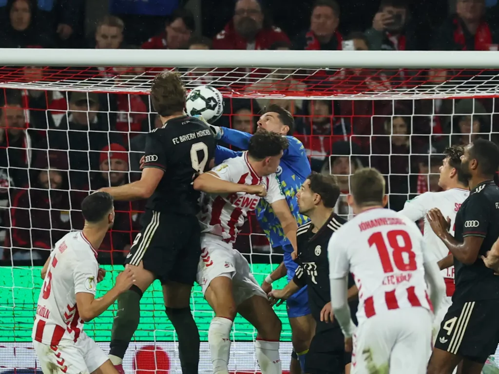 Harry Kane köpft den Ball aufs Tor