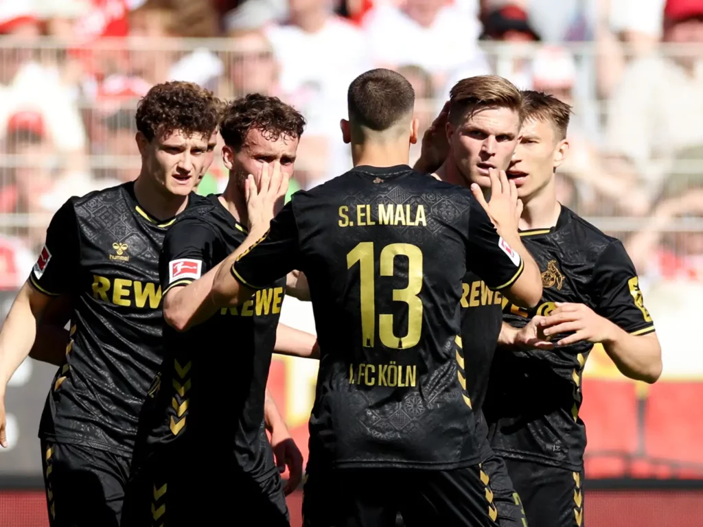 Kölner Spieler jubeln über das 1:0